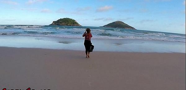  O TESÃO QUE SINTO É TANTO QUE NA PRAIA MESMO ENFIEI O CONSOLO NA BUCETA ATE GOZAR GOSTOSO